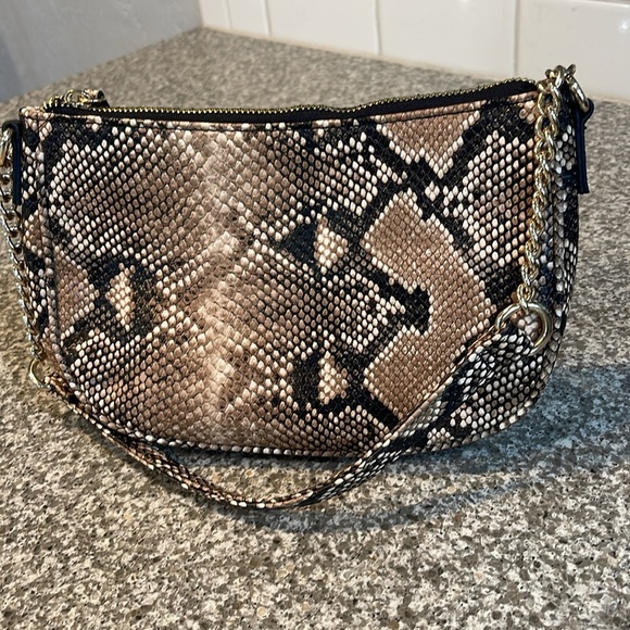 New INC snake skin pattern shoulder bag with gold chain accent - Picture 3 of 6